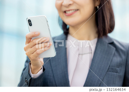 スマホを持つビジネスウーマン 132164634