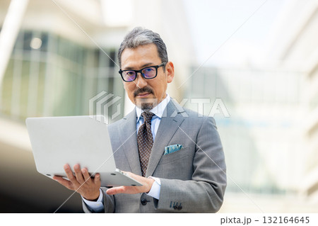 パソコンを操作するシニア男性 132164645