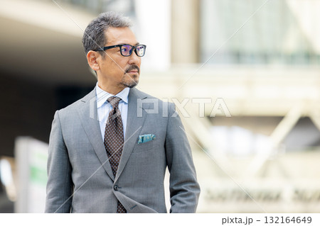 スーツを着た笑顔のシニア男性 132164649