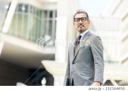スーツを着た笑顔のシニア男性 132164650