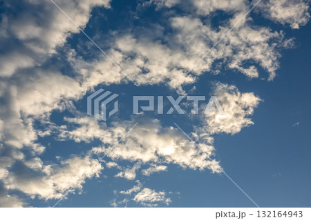天空に朝焼けの残照が残る雲たちの造形美 132164943
