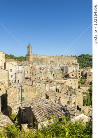Sorano high above the buildings in Italian Tuscany 132164956