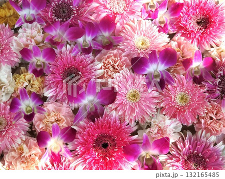 ガーベラとデンファレ、カーネーションの花手水 132165485