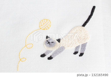 毛糸とシャム猫の刺繍 132165490