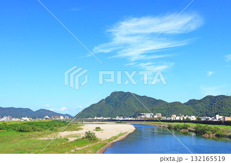 岐阜県岐阜市、長良川と金華山の風景 岐阜県岐阜市、長良川と金華山の風景 132165519