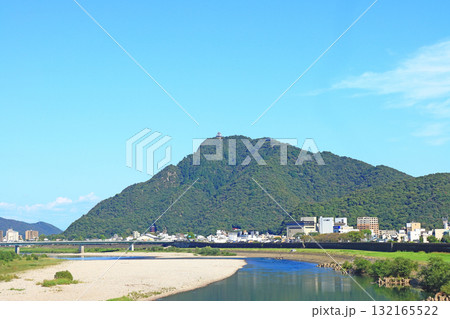 岐阜県岐阜市、長良川と金華山の風景 岐阜県岐阜市、長良川と金華山の風景 132165522