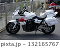 ポリスの白バイオートバイ 132165767