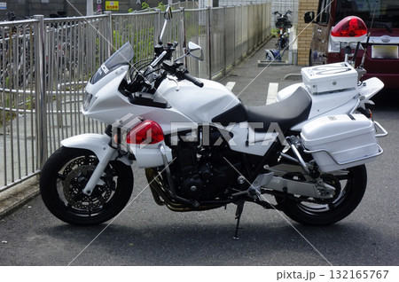 ポリスの白バイオートバイ 132165767