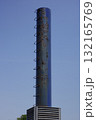 青空にそびえる巨大な煙突 132165769