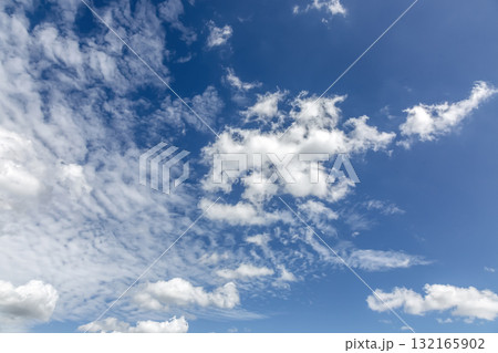 天空の青空に浮く雲の造形【背景素材】 天空の青空に浮く雲の造形【背景素材】 132165902