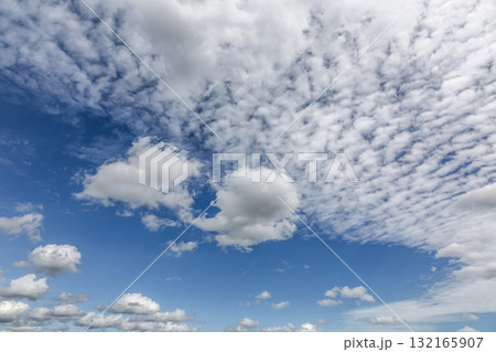 天空の青空に浮く雲の造形【背景素材】 132165907