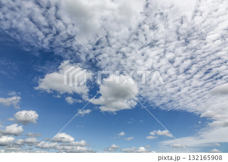天空の青空に浮く雲の造形【背景素材】 天空の青空に浮く雲の造形【背景素材】 132165908
