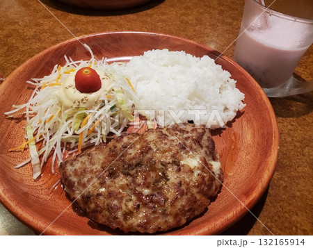 ハンバーグランチとドリンク ハンバーグランチとドリンク 132165914