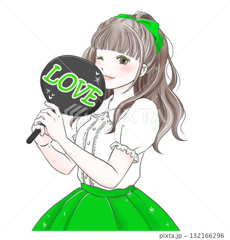 うちわを持って推し活を楽しむ女性グリーン 132166296