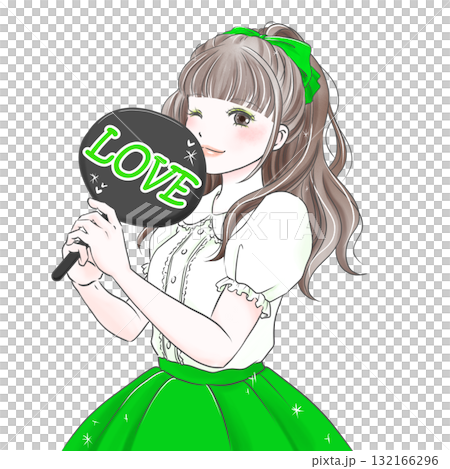 うちわを持って推し活を楽しむ女性グリーン 132166296