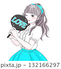 うちわを持って推し活を楽しむ女性ターコイズブルー 132166297