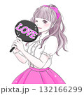 うちわを持って推し活を楽しむ女性ピンク 132166299