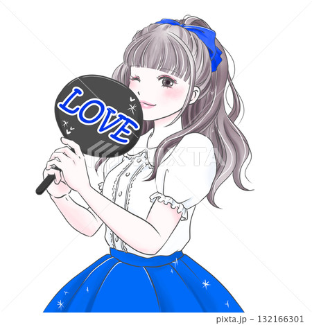 うちわを持って推し活を楽しむ女性ブルー うちわを持って推し活を楽しむ女性ブルー 132166301