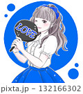 うちわを持って推し活を楽しむ女性ブルー 132166302