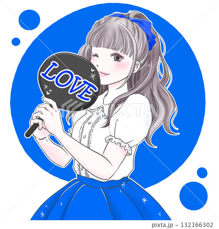 うちわを持って推し活を楽しむ女性ブルー 132166302