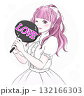 うちわを持って推し活を楽しむ女性ホワイト 132166303