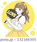 うちわを持って推し活を楽しむ女性イエロー 132166305
