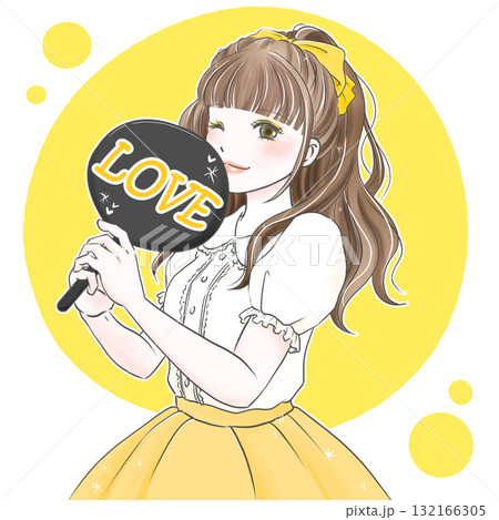うちわを持って推し活を楽しむ女性イエロー うちわを持って推し活を楽しむ女性イエロー 132166305