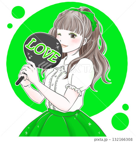うちわを持って推し活を楽しむ女性グリーン うちわを持って推し活を楽しむ女性グリーン 132166308