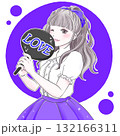 うちわを持って推し活を楽しむ女性パープル 132166311