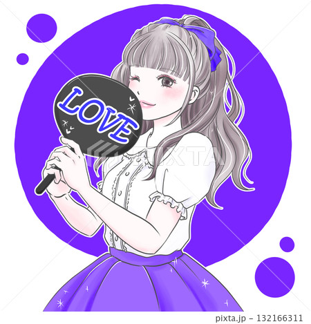 うちわを持って推し活を楽しむ女性パープル 132166311