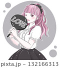 うちわを持って推し活を楽しむ女性ブラック 132166313