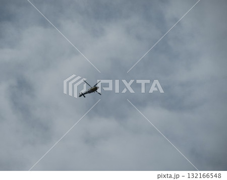 雲の中を飛ぶヘリコプター 雲の中を飛ぶヘリコプター 132166548