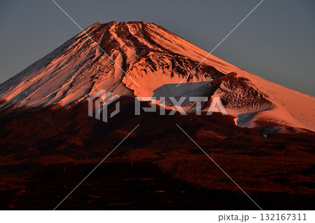 愛鷹山塊の越前岳 十里木高原展望台からの朝焼けの富士山 愛鷹山塊の越前岳 十里木高原展望台からの朝焼けの富士山 132167311