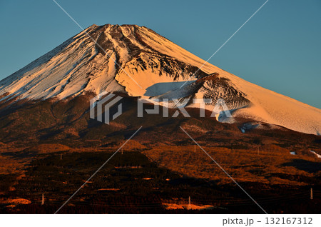 愛鷹山塊の越前岳 十里木高原展望台より朝焼けに染まる富士山と宝永火口 愛鷹山塊の越前岳 十里木高原展望台より朝焼けに染まる富士山と宝永火口 132167312