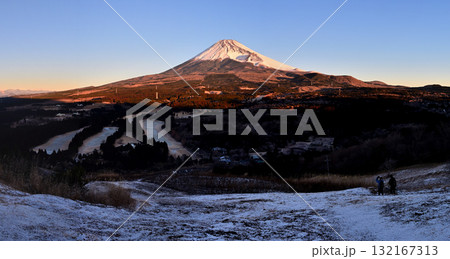 雪の愛鷹山塊の越前岳 十里木高原展望台より朝日に染まる富士山 パノラマ写真 雪の愛鷹山塊の越前岳 十里木高原展望台より朝日に染まる富士山 パノラマ写真 132167313