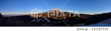 愛鷹山塊の越前岳より　十里木高原展望台から朝日射す富士山と南アルプス　パノラマ写真 132167314