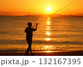 美しい景色　素晴らしい景色　美しい夕日の中釣りをする男性 132167395