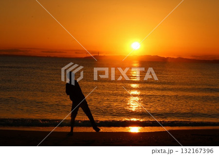 きれいな夕日 夕陽を楽しみながら釣りをする男性 きれいな夕日 夕陽を楽しみながら釣りをする男性 132167396