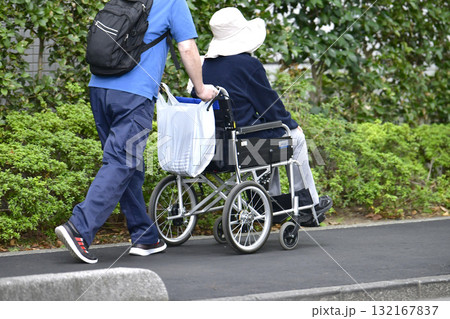 日本の東京都市景観 高齢化社会…車椅子の高齢者…＝7日、横浜市内 132167837