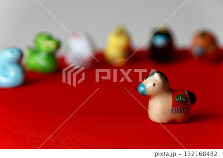 2026年頑張れ午年　みんなで応援　年賀状素材 132168482