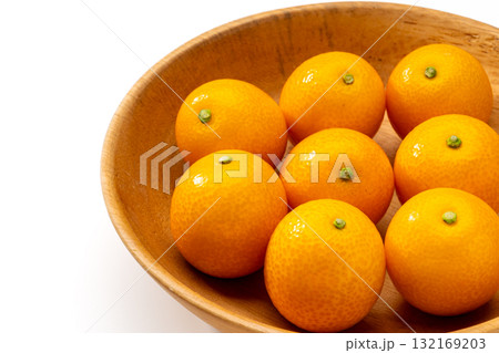 木製ボウルに盛られた新鮮な金柑 132169203