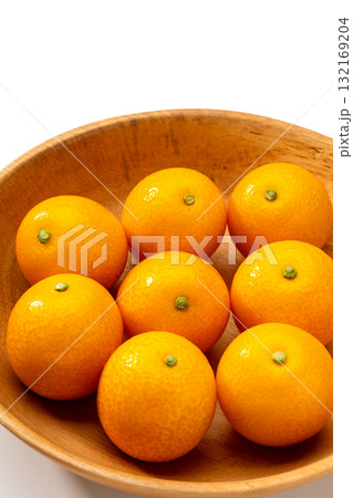 木製ボウルに盛られた新鮮な金柑 132169204