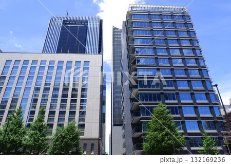 昭和通り沿いのオフィスビル群 132169236