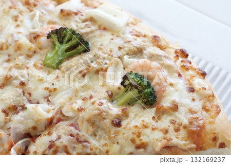 チーズとブロッコリーのピザ 132169237
