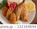 白いお皿に盛られたミックスフライ 132169694