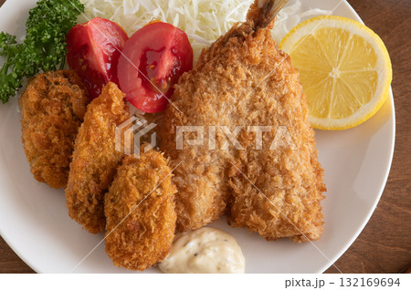 白いお皿に盛られたミックスフライ 132169694