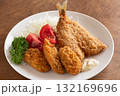 白いお皿に盛られたミックスフライ 132169696