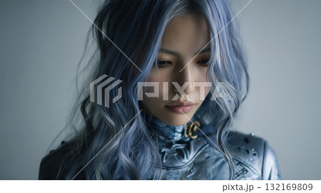 日本人女性が未来的な服装で下を向く姿 132169809