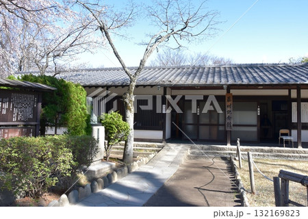 長野県　小諸城址懐古園の藤村記念館とシダレ桜 132169823