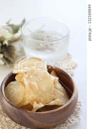 木製の器に入ったポテトチップス 木製の器に入ったポテトチップス 132169844